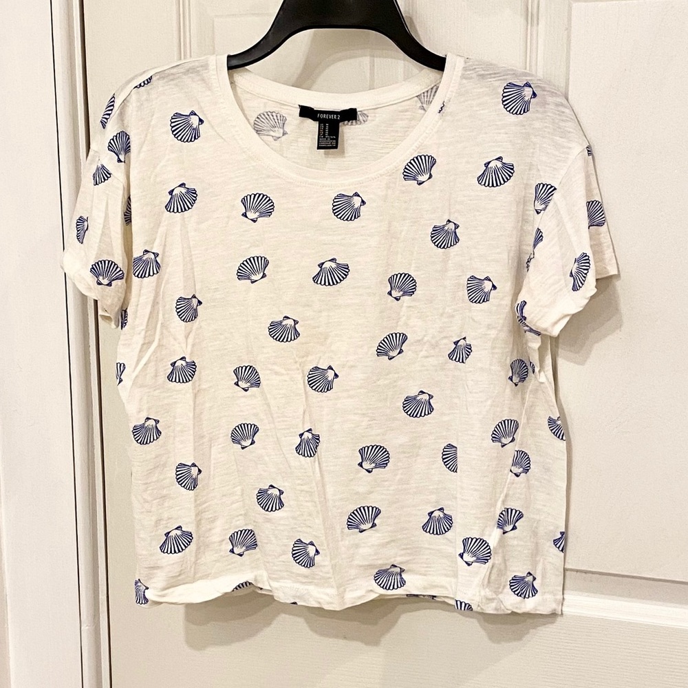 100% cotton cropped seashell print tee